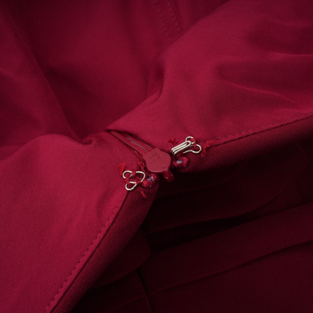 Vestido maxi Bridal rojo con detalles fruncidos y chal, estilo elegante y sofisticado para ocasiones especiales.