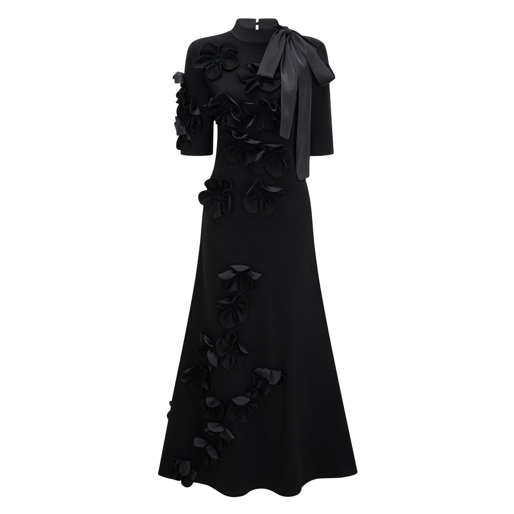 Vestido largo negro con lazo y aplicaciones florales de la marca Bridal, con detalles elegantes y diseño maxi.