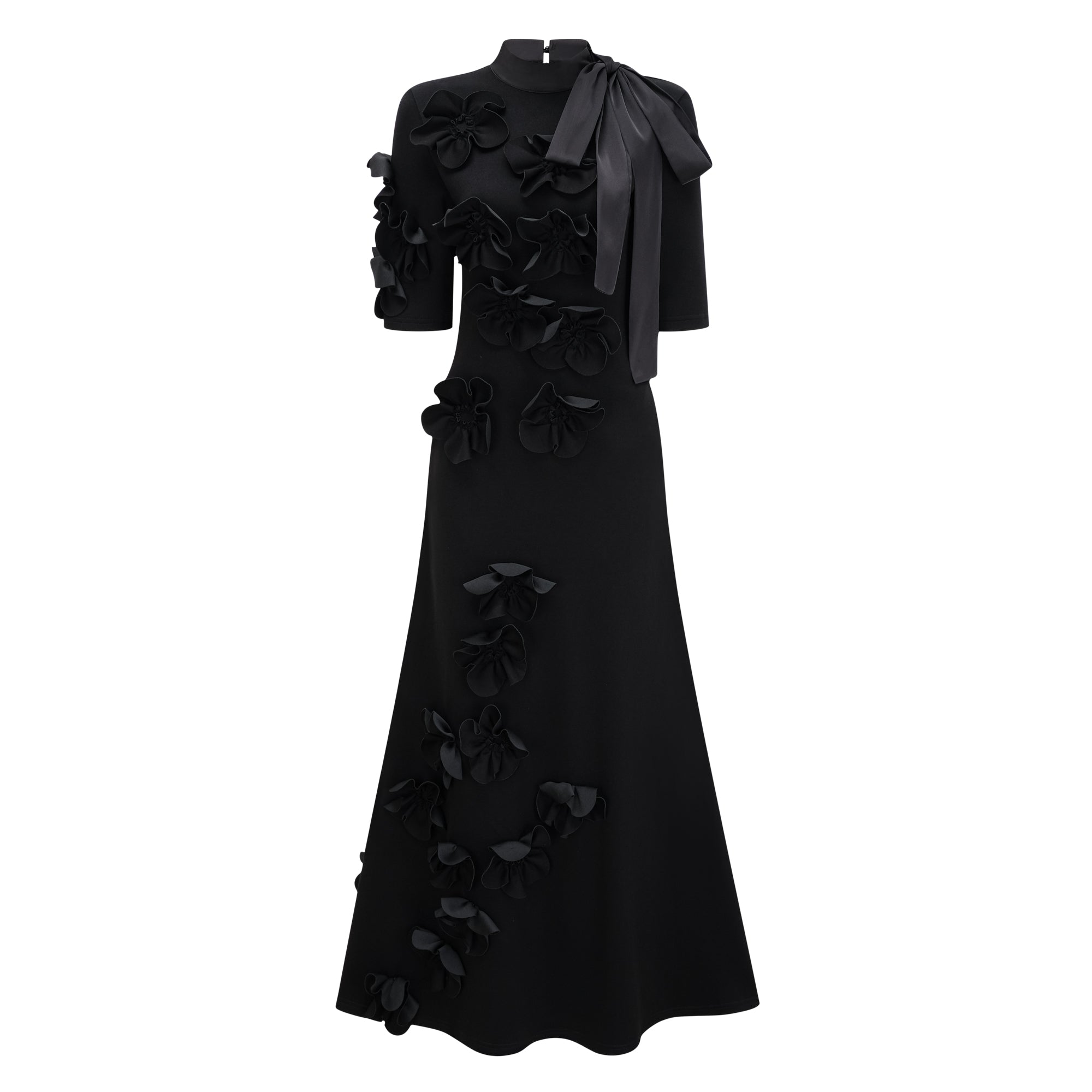 Vestido largo negro con lazo y aplicaciones florales de la marca Bridal, con detalles elegantes y diseño maxi.