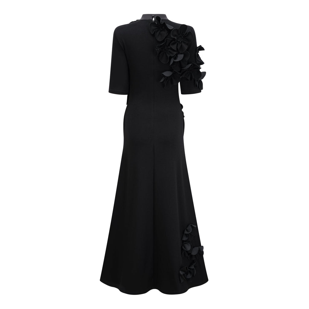 Vestido largo negro con lazo y aplicación floral de Bridal, estilo maxi con detalles elegantes y diseño femenino.