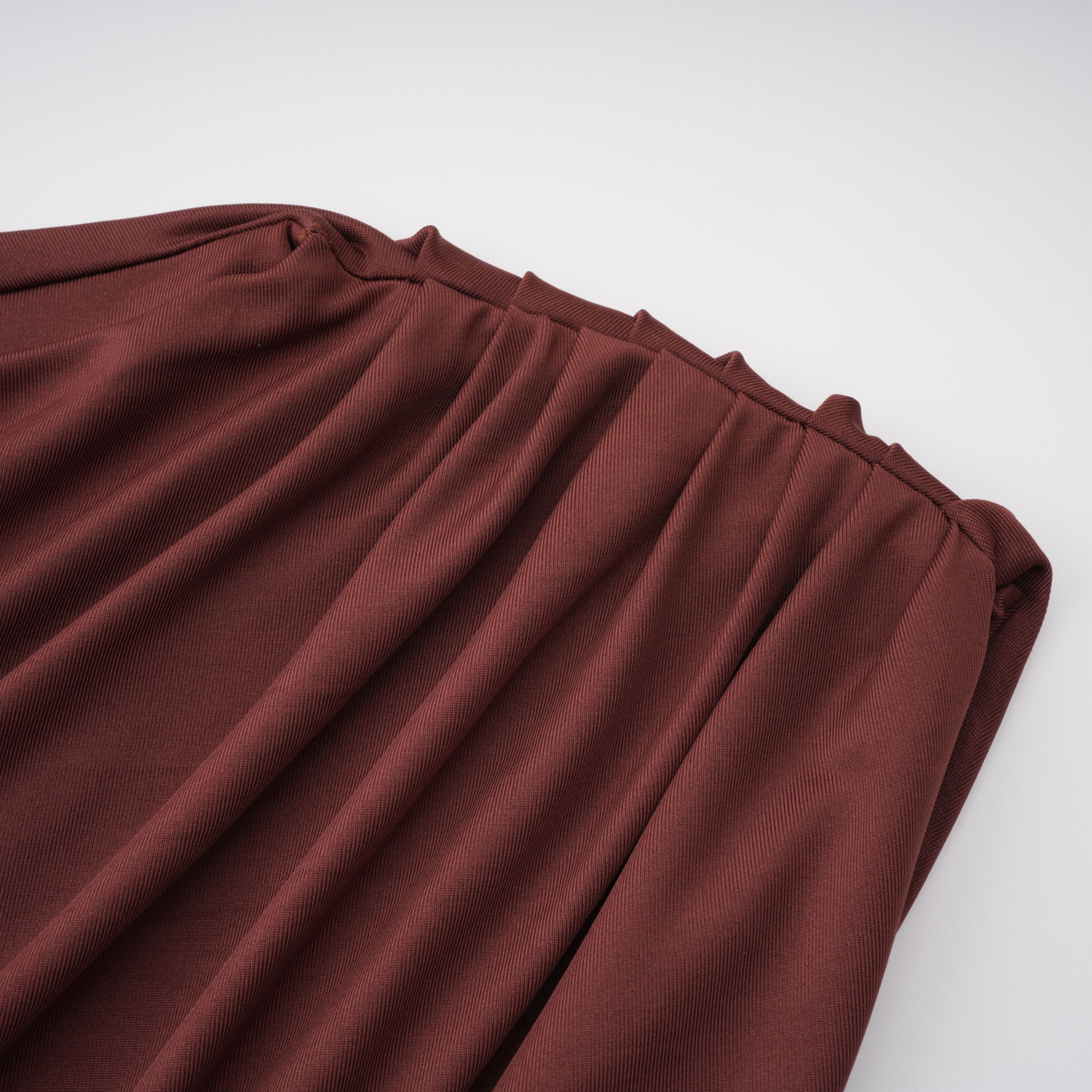Vestido largo de tul marrón con panel fruncido de la marca Bridal, mostrando detalles de la tela y diseño elegante.