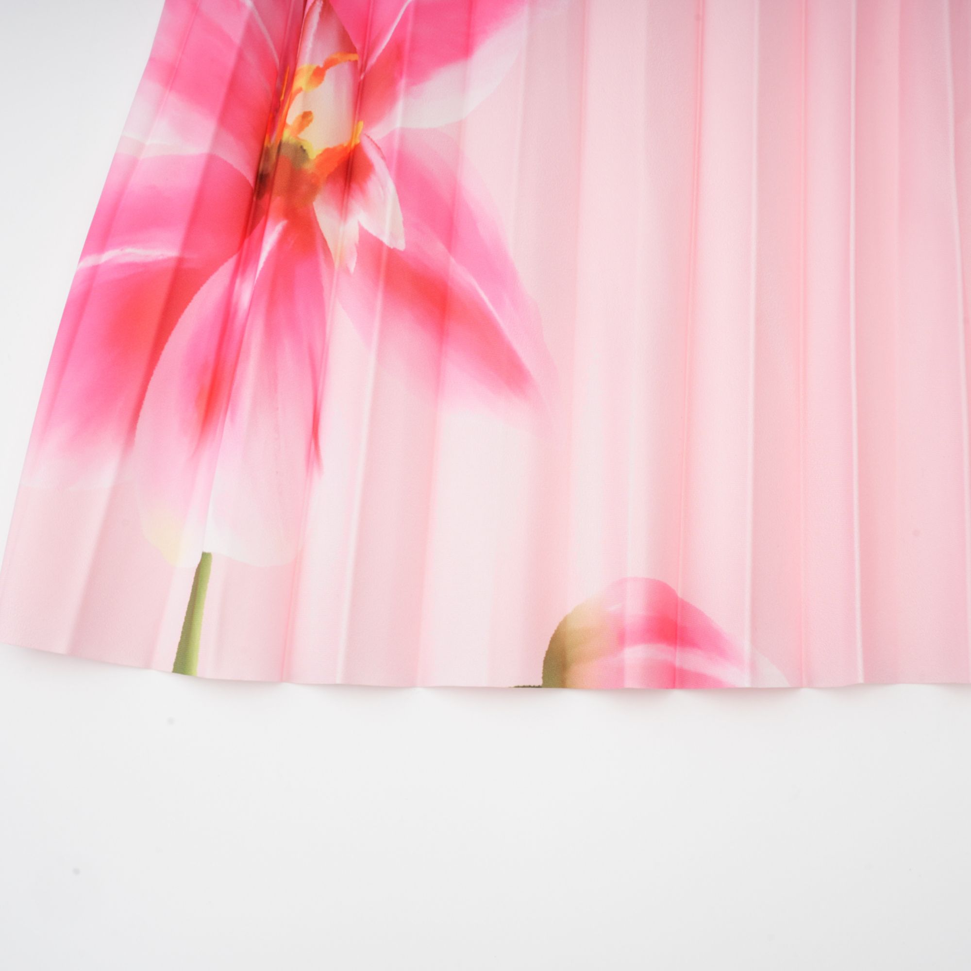 Conjunto de talla ajustada con blusa y falda de estampado floral de Final Sale, ropa de moda para mujer, vista de la prenda completa.