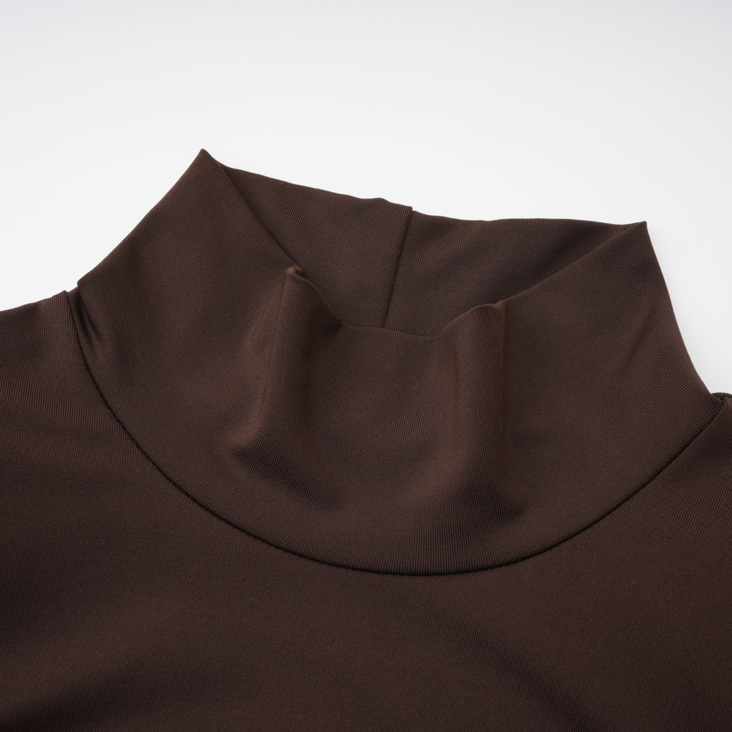 Vestido maxi de novia color marrón con cuello alto y nudo torcido, diseño elegante y sofisticado, vista frontal.