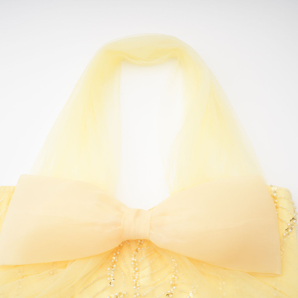 Vestido largo maxi amarillo con lazo halter de MRNewyork, detalle de escote y diseño elegante en la imagen.