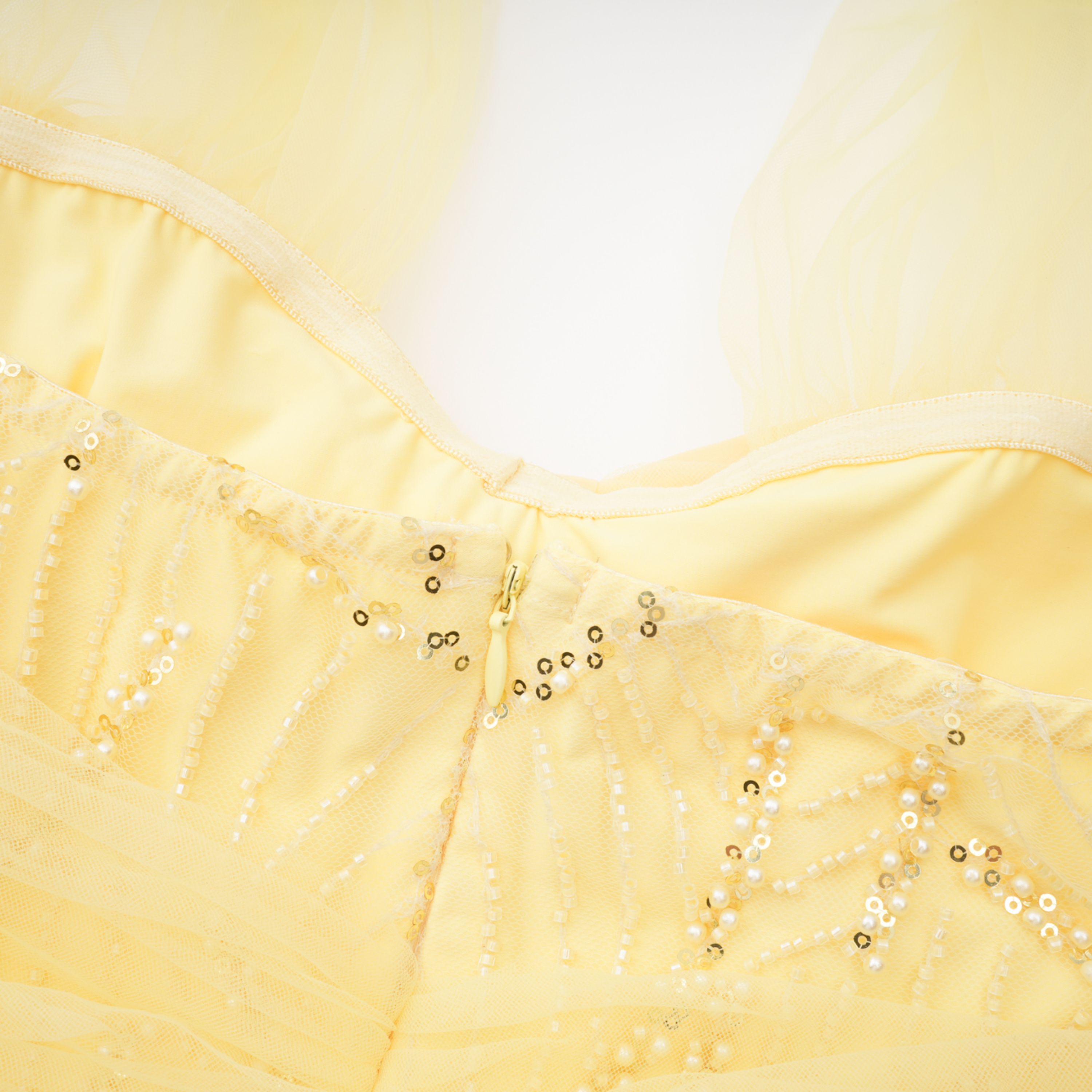 Vestido maxi amarillo de tirantes con lazo en forma de lazo de la marca Bridal, con escote halter y diseño elegante.