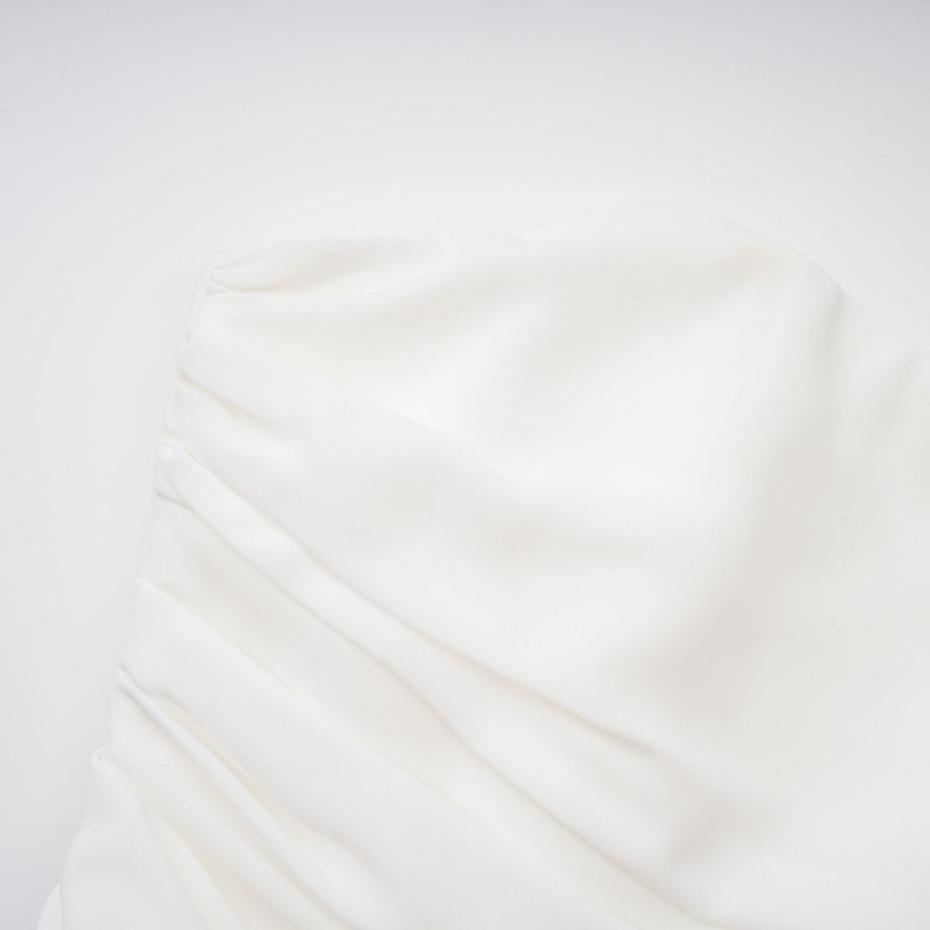 Conjunto de vestido y capa de tul blanco Léonie de la marca Final Sale, con detalles elegantes y delicados en la tela.
