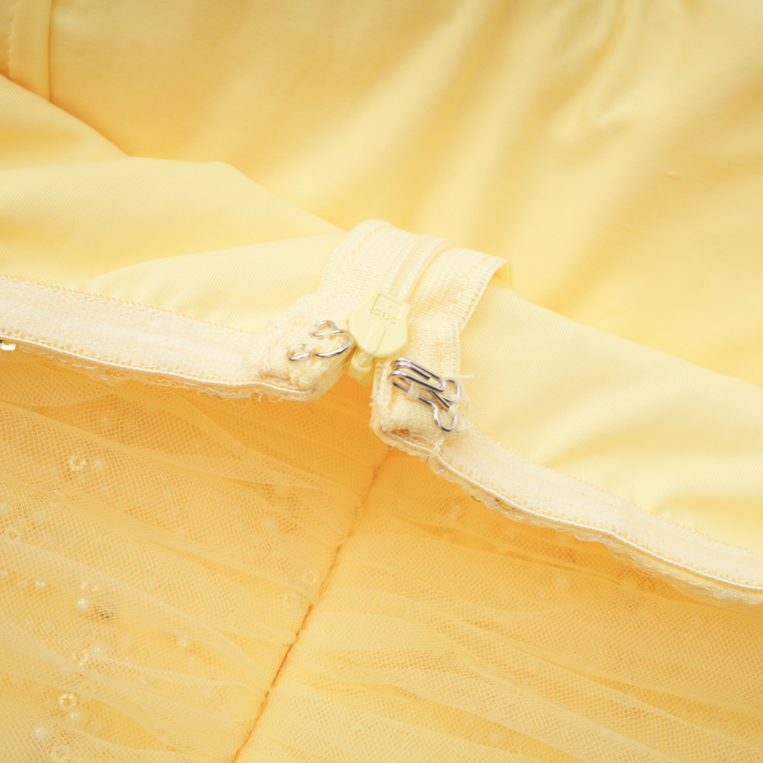 Vestido maxi amarillo con lazo halter para mujer de MRNewyork, detalle de la parte superior y falda larga.
