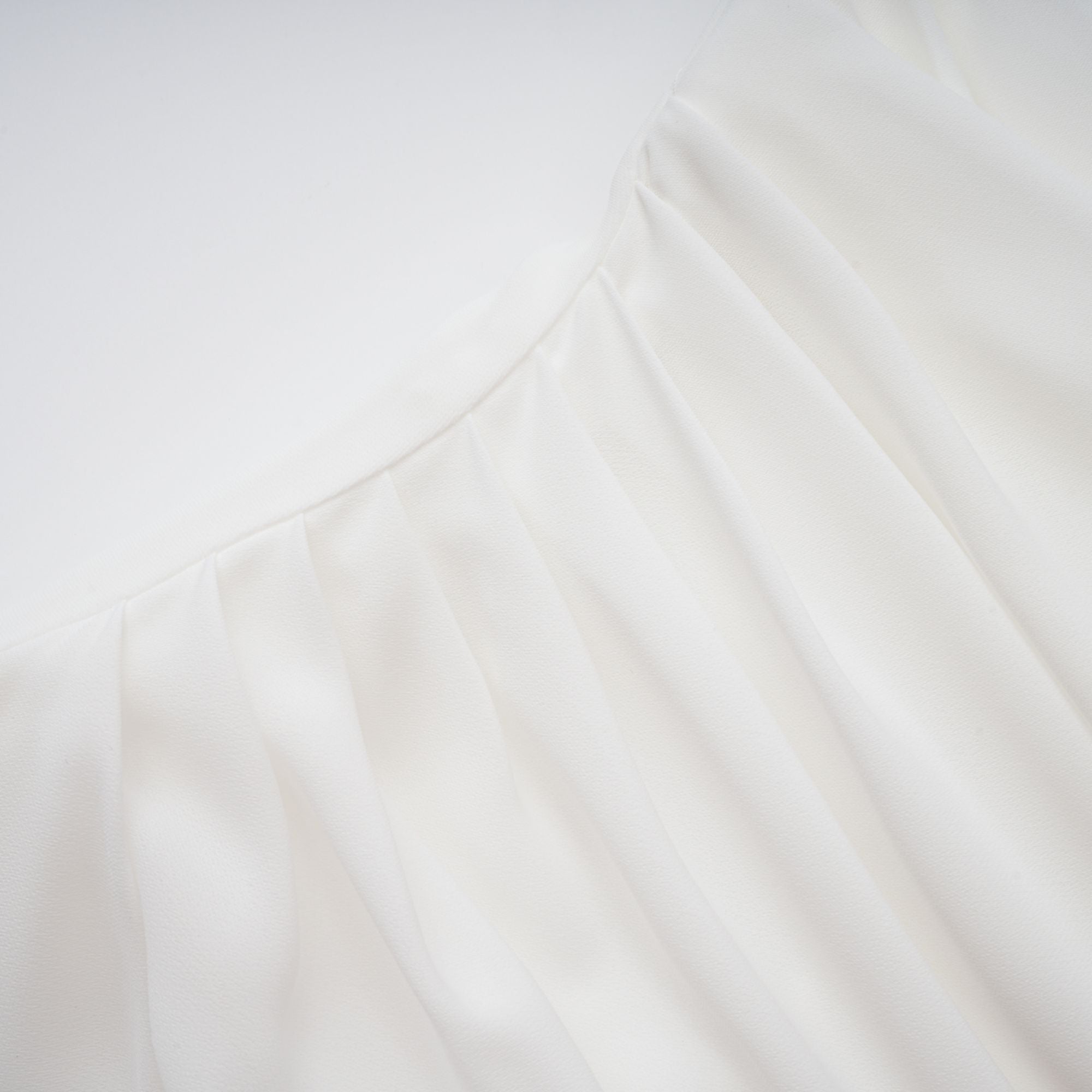 Conjunto de vestido y capa de tul blanco Léonie, para niña, con detalles delicados y elegantes, en un fondo neutro.