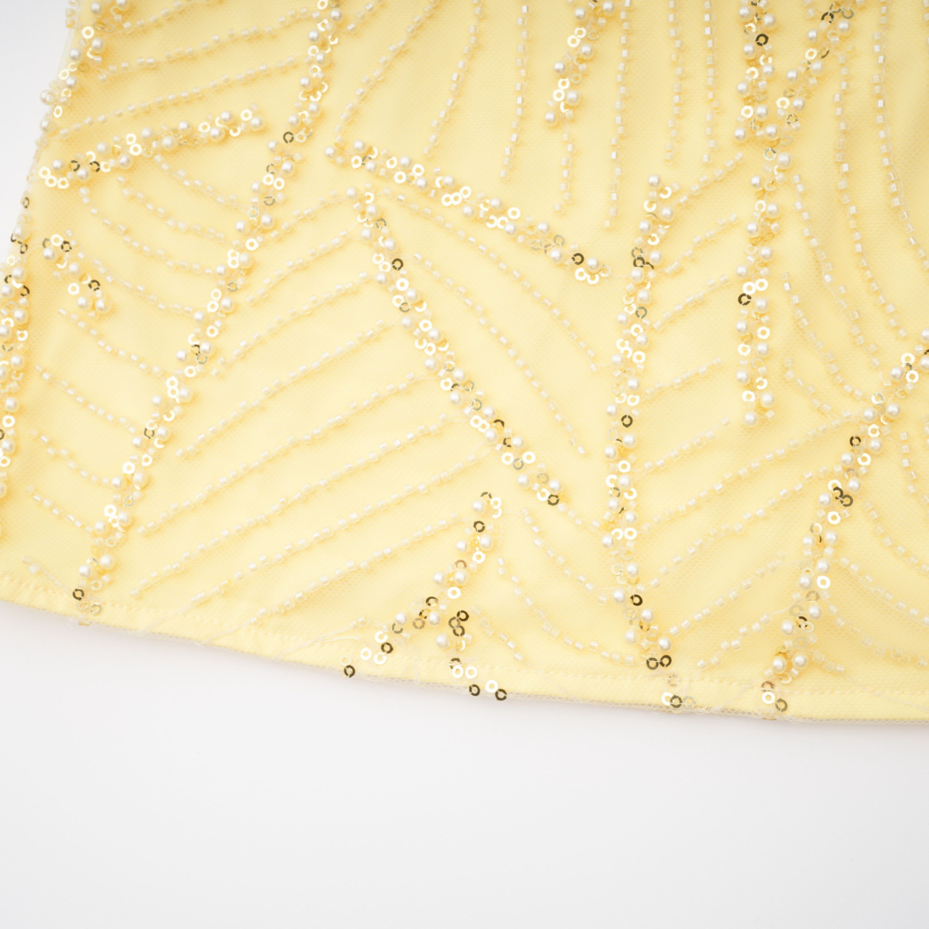 Vestido largo Maxi amarillo con lazo halterneck de MRNewyork, con diseño elegante y fluido, ideal para eventos formales.