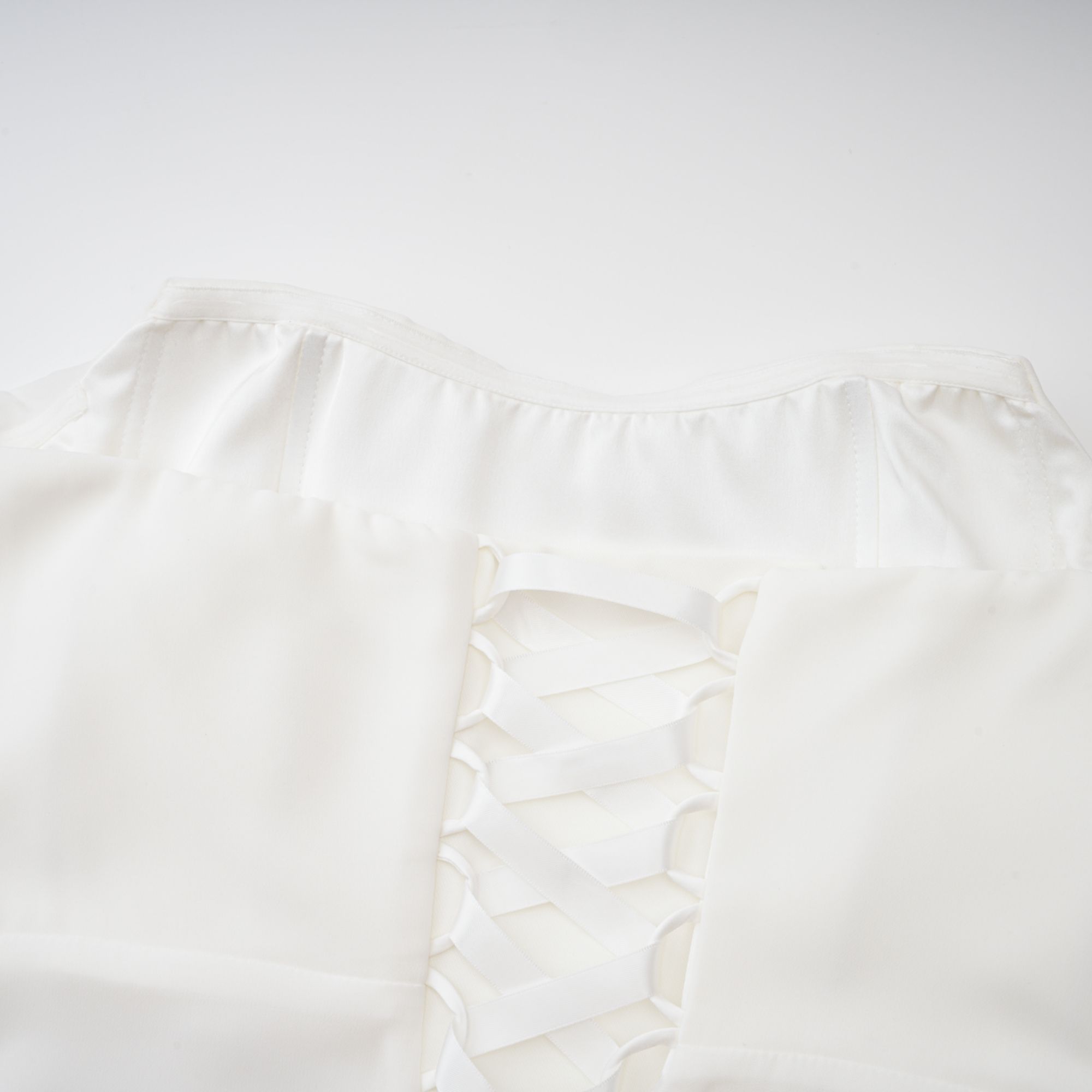 Conjunto de capa y vestido blanco de tul Léonie, con detalles elegantes para ocasión especial, en estilo de vestido y capa.