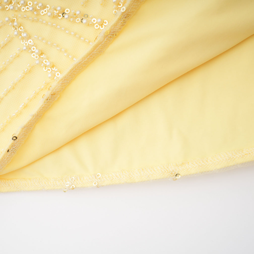 Vestido largo maxi amarillo Antonia de MRNewyork con escote halterneck y lazo en el cuello, con detalles elegantes y fluidez en la tela.
