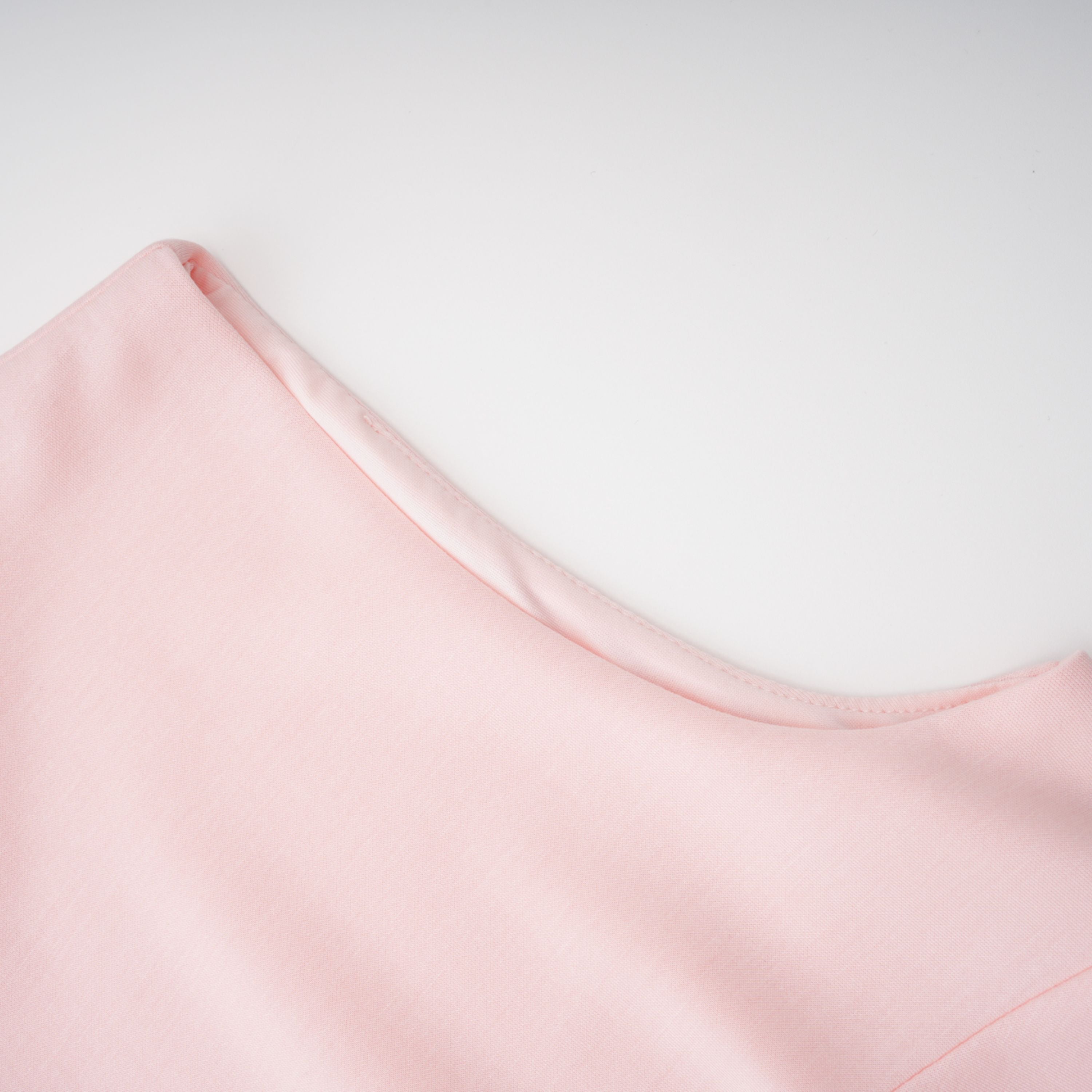 Vestido mini sin mangas rosa Piroska con borde de perlas, ideal para bodas, mostrado en la imagen.
