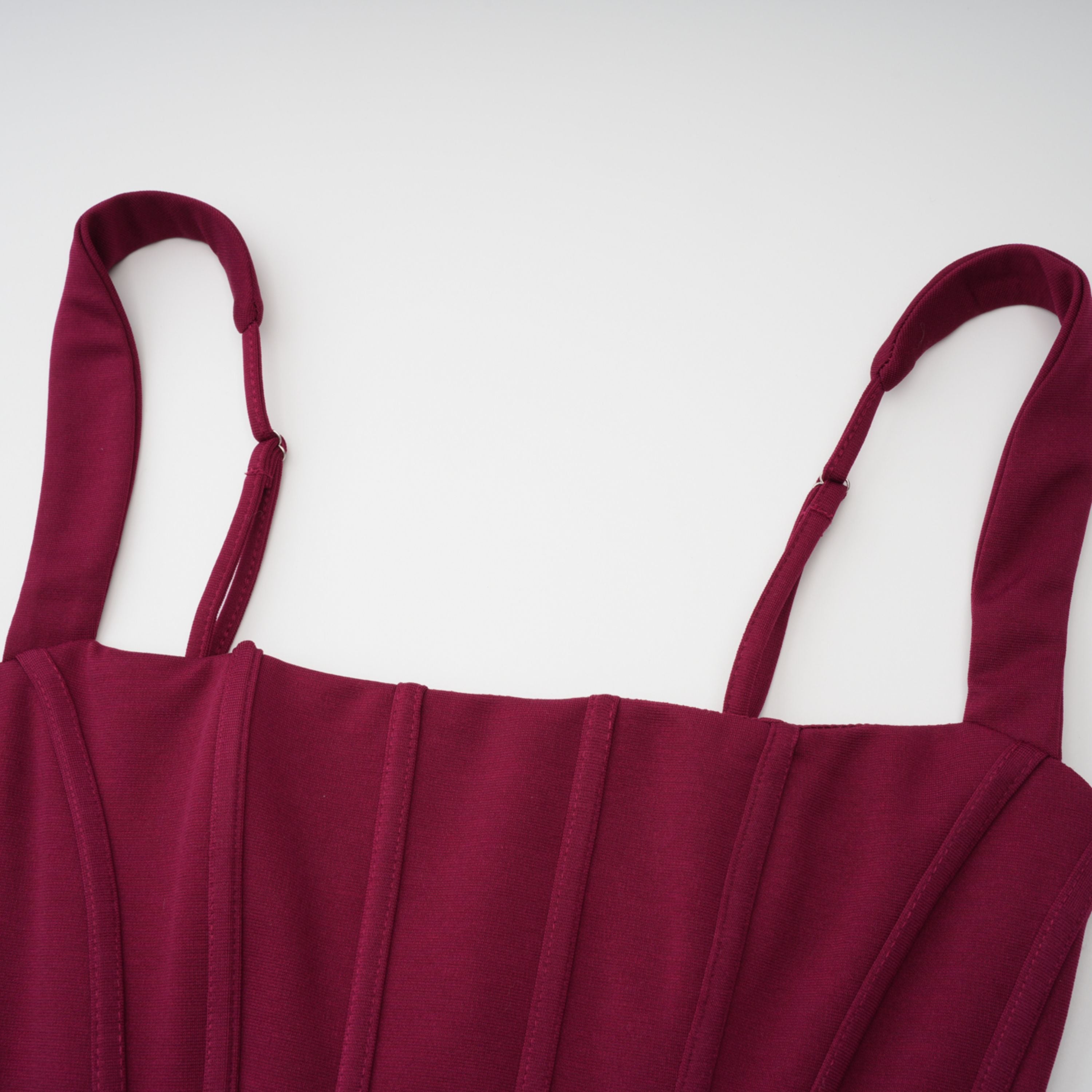 Vestido mini ajustado rojo con adornos y fruncido de la marca MRNewyork, diseño elegante y moderno para ocasiones especiales.