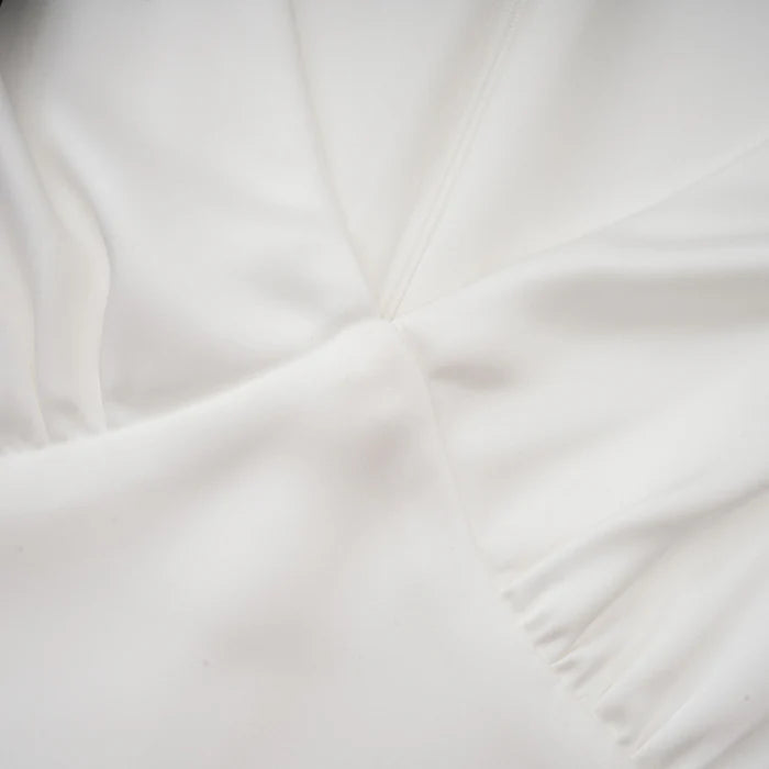 Vestido largo IVORY Cyrielle con mangas abullonadas y lazo, muestra el diseño elegante y detalles del vestido en la imagen.