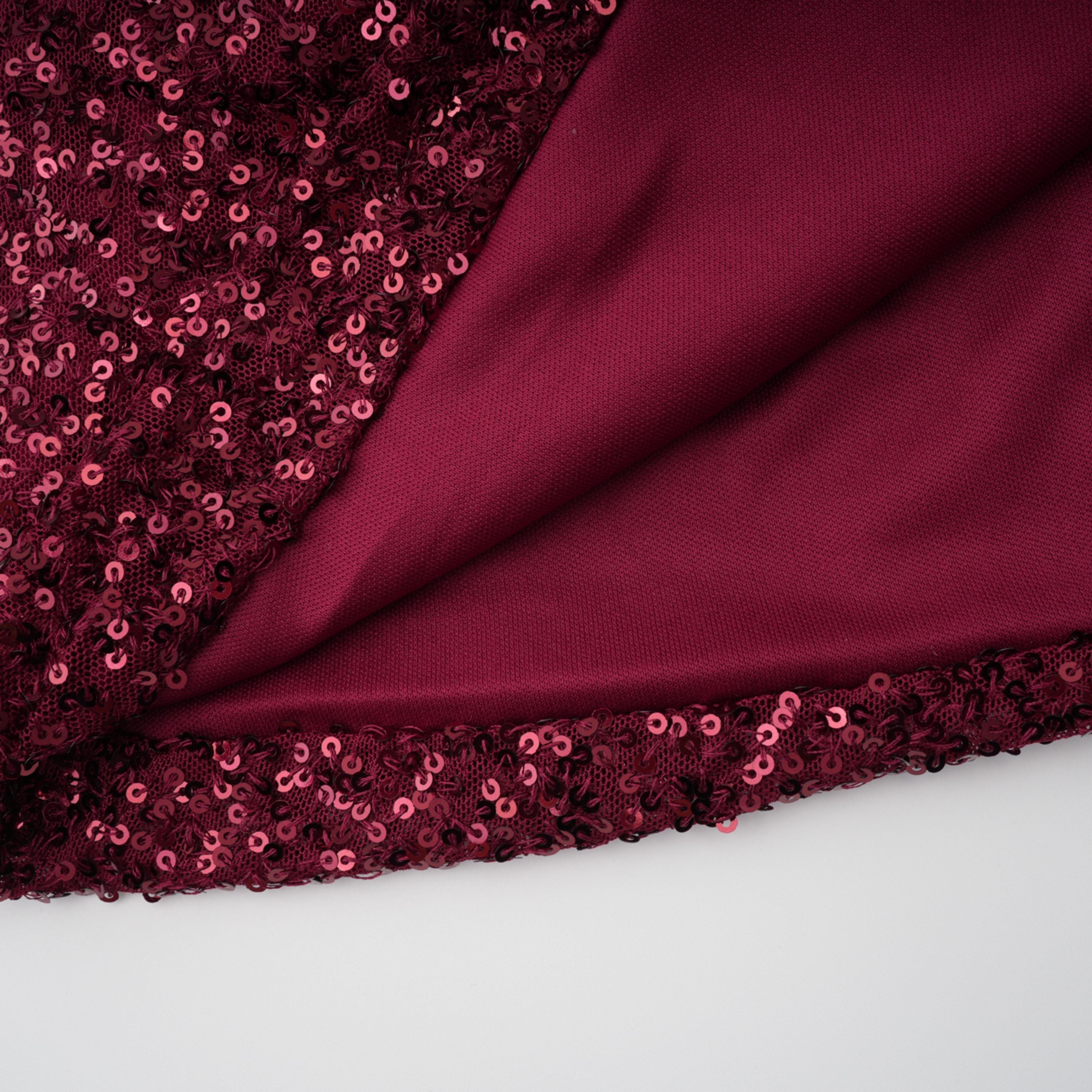 Vestido mini ajustado rojo de novia con adornos y fruncido, diseño elegante y moderno, ideal para ocasiones especiales.