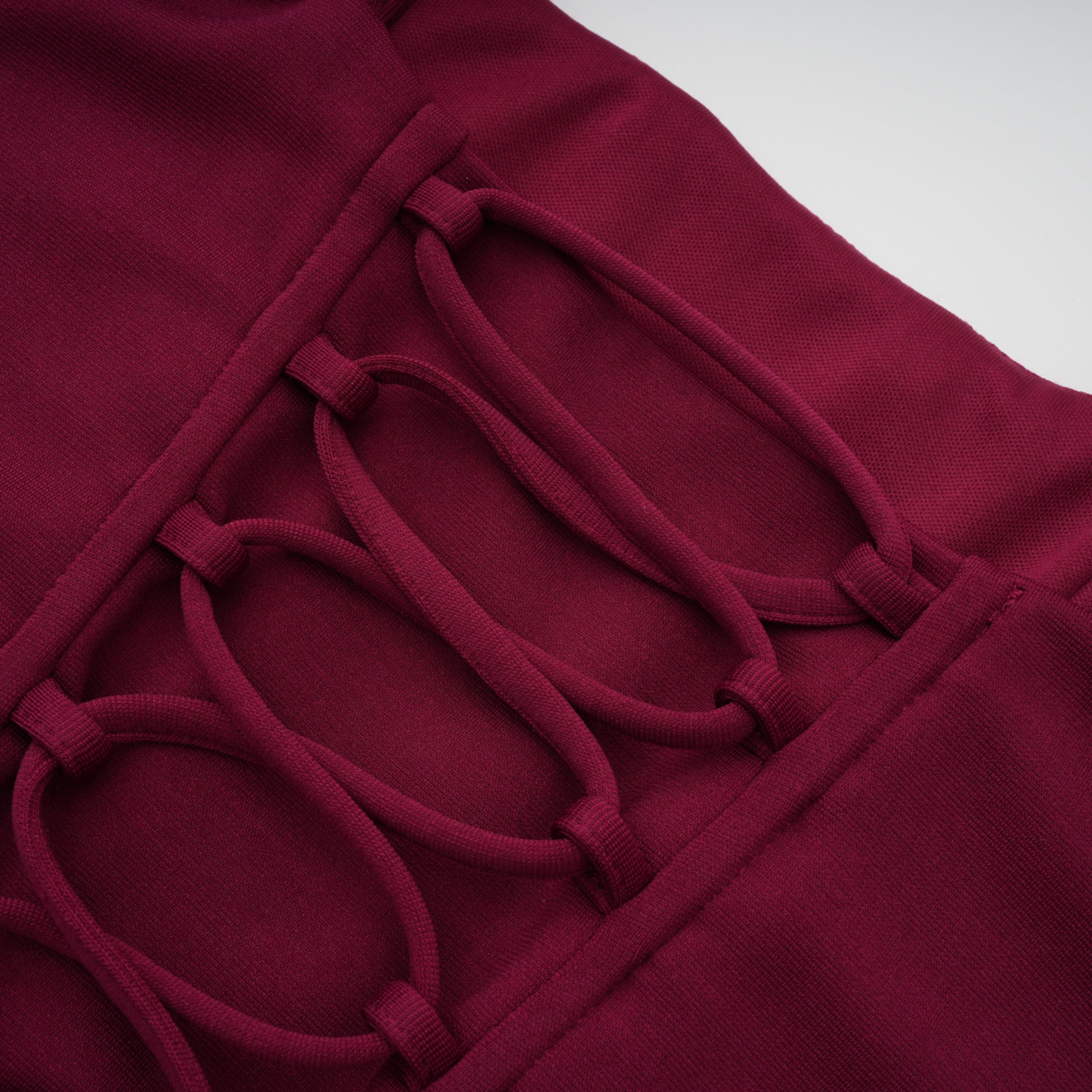 Vestido mini ajustado rojo con adornos y fruncido de la marca Bridal, con detalles elegantes y corte ceñido al cuerpo.