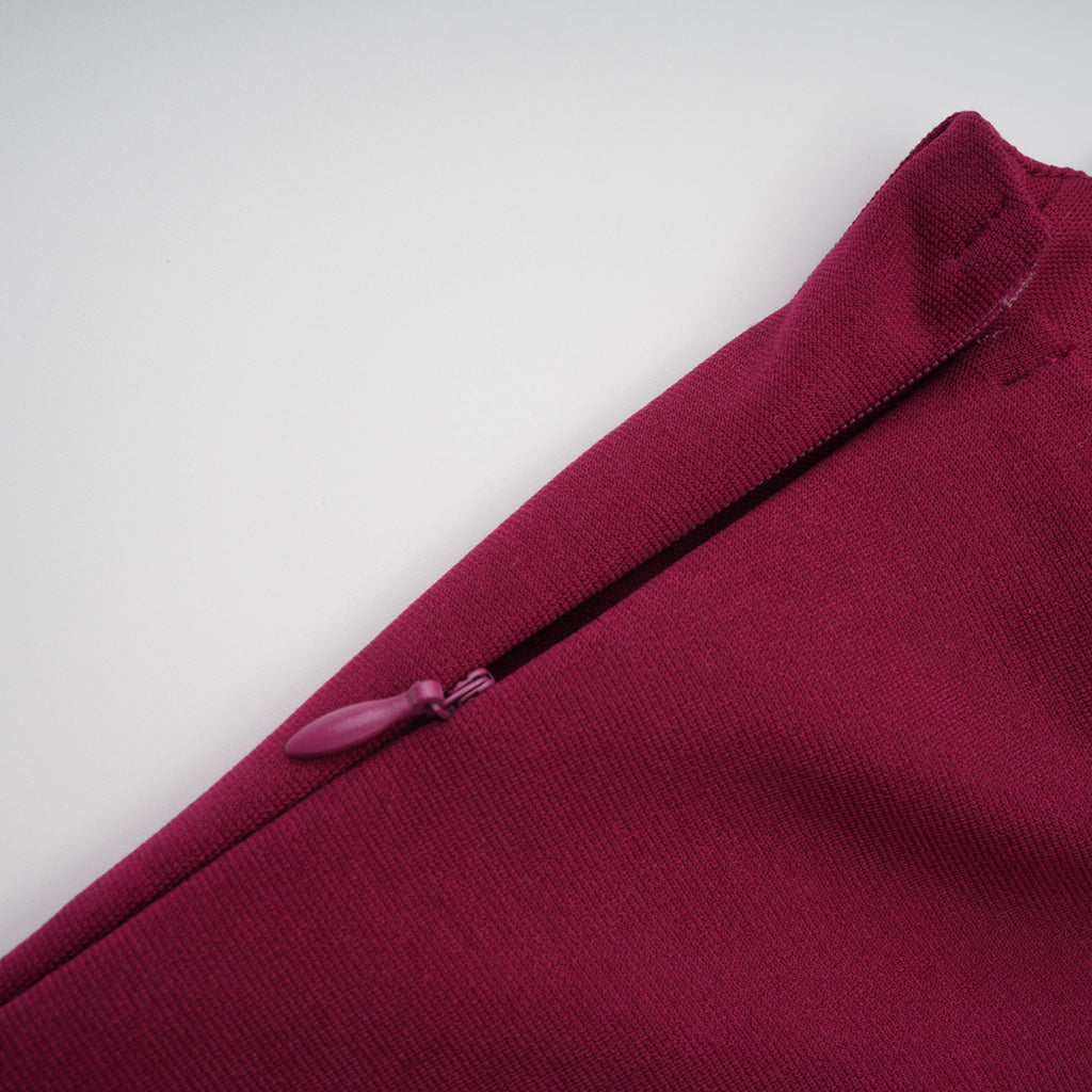 Vestido bodycon mini rojo con adornos y ruched de MRNewyork, con detalles elegantes y ajustados en la silueta.