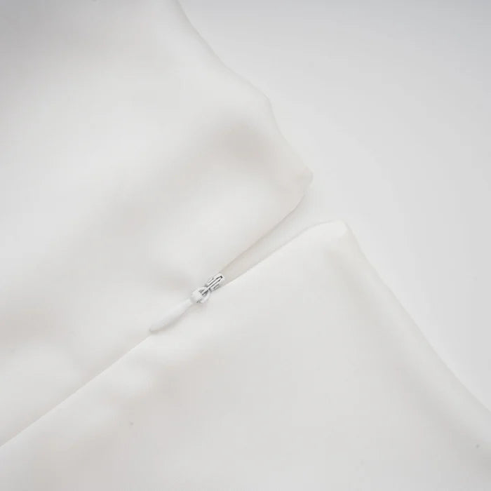 Vestido largo IVORY Cyrielle con mangas abullonadas y lazo en la cintura, diseño elegante y femenino.