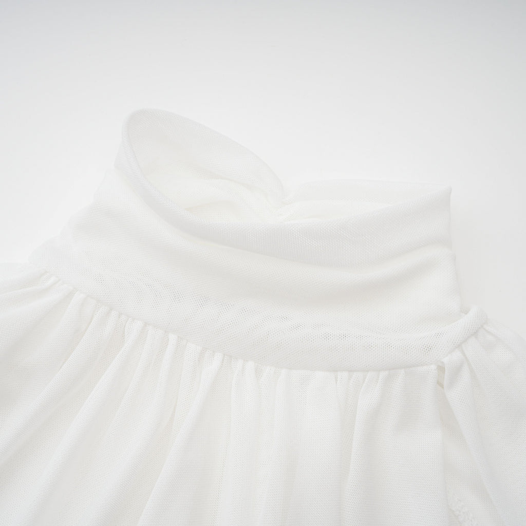 Conjunto de top y falda blanca de cuello alto y recortes de la marca Bridal, vista de la parte superior del conjunto en la imagen.
