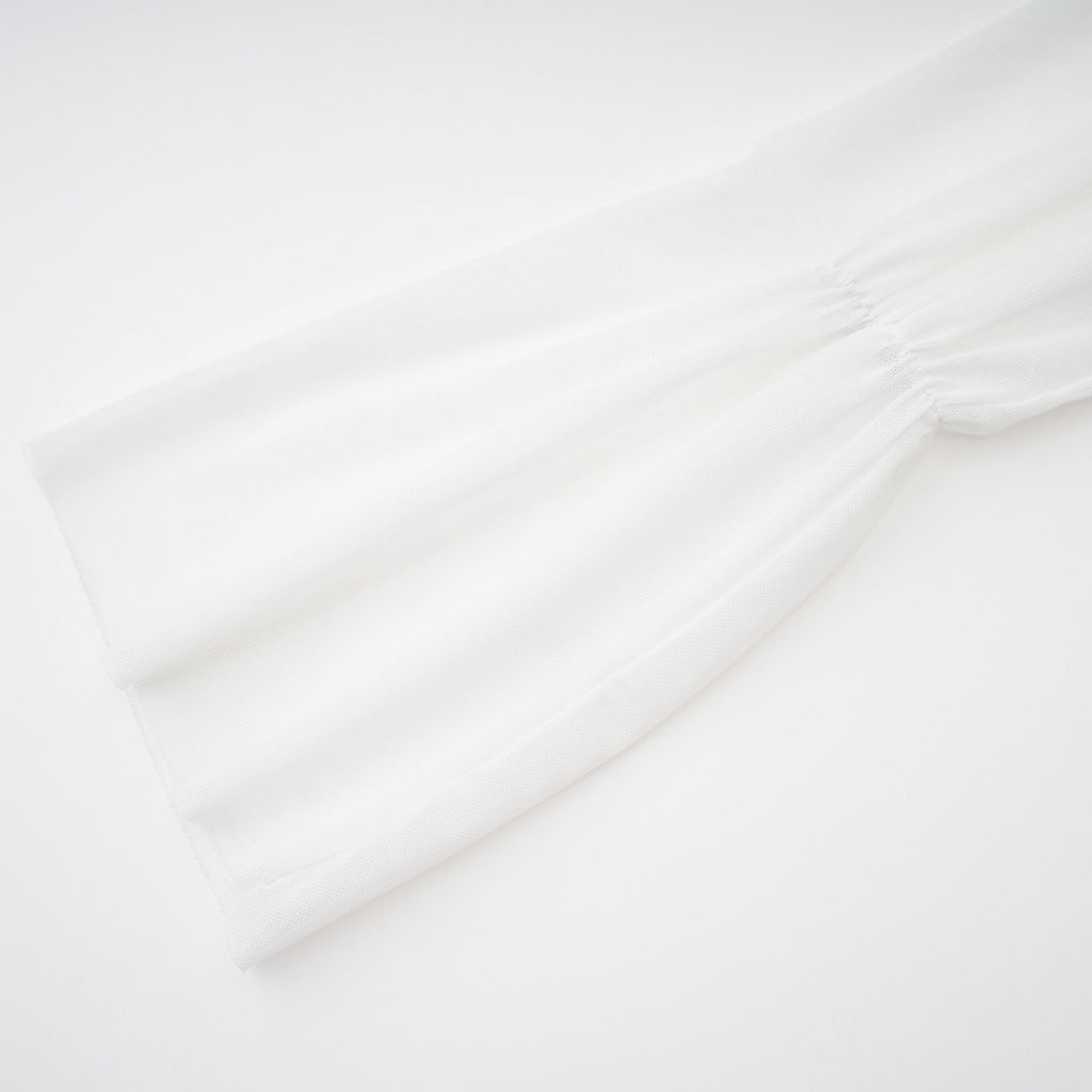 Conjunto de top y falda de cuello alto en blanco de Bridal, con detalles cortados en la parte superior y un diseño elegante.