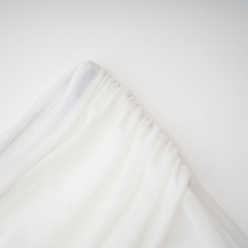 Conjunto de top y falda blanca de cuello alto con recortes de la marca Bridal, vista de frente en la imagen.
