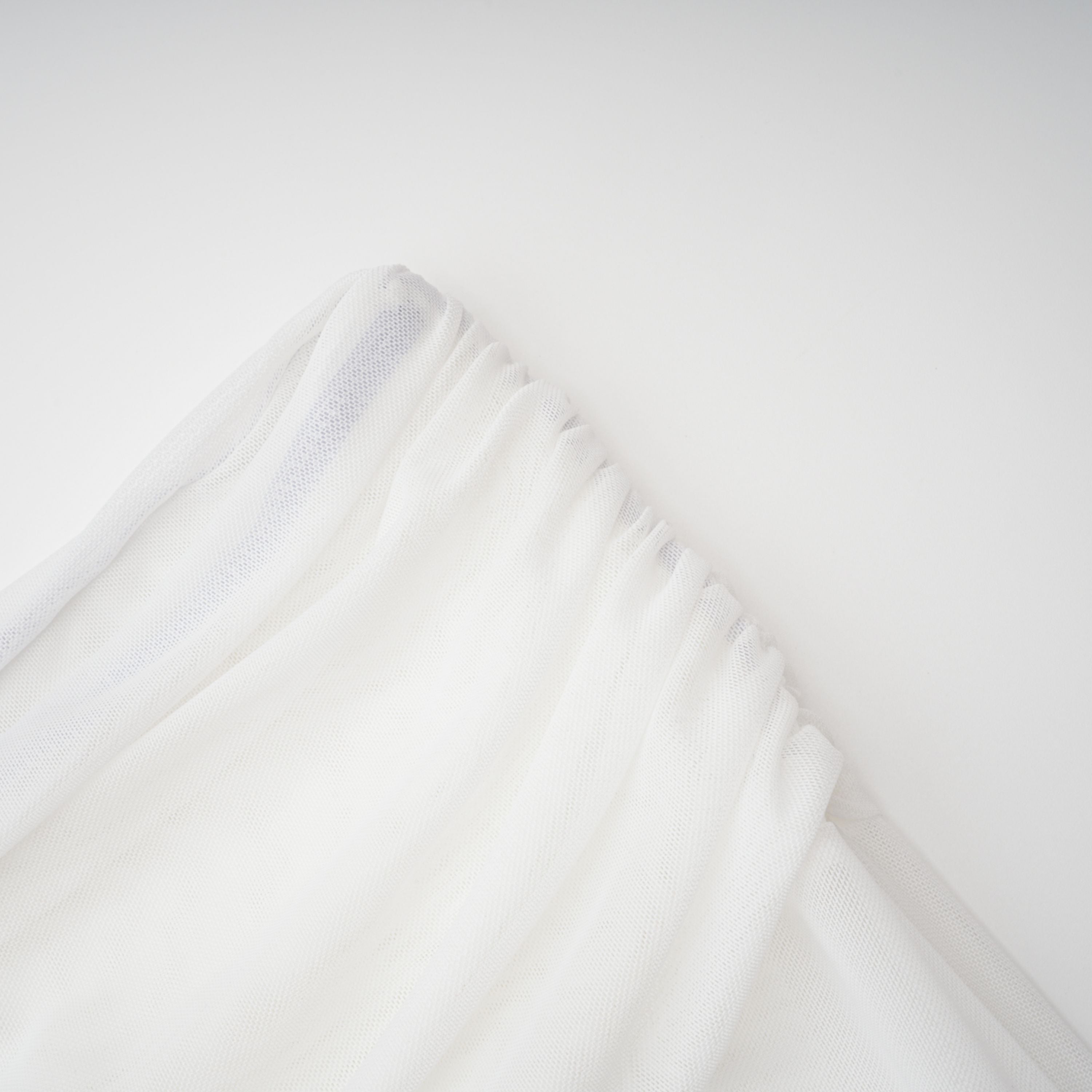 Conjunto de top y falda blanca de cuello alto con recortes de la marca Bridal, vista de frente en la imagen.