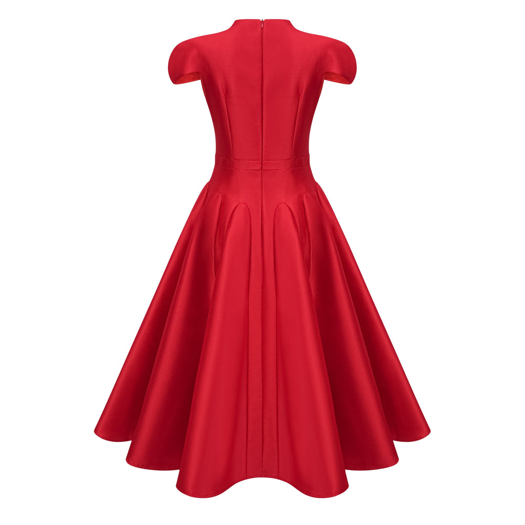 Vestido midi rojo Aventin con diseño de godet, de la marca Final Sale, mostrado en la imagen con detalles elegantes y estilo moderno.