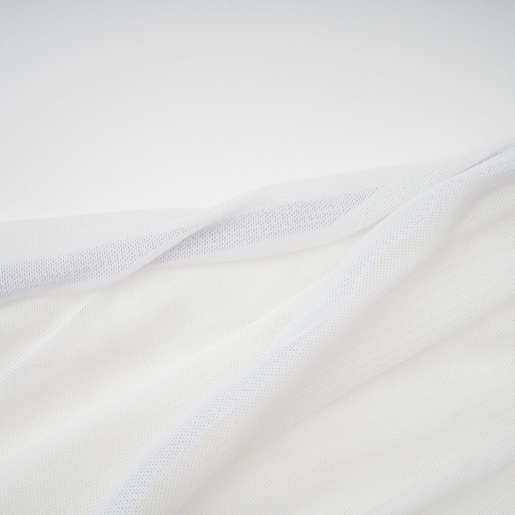 Conjunto de top y falda de cuello alto y recortes en color blanco de la marca Bridal, visible en la imagen.