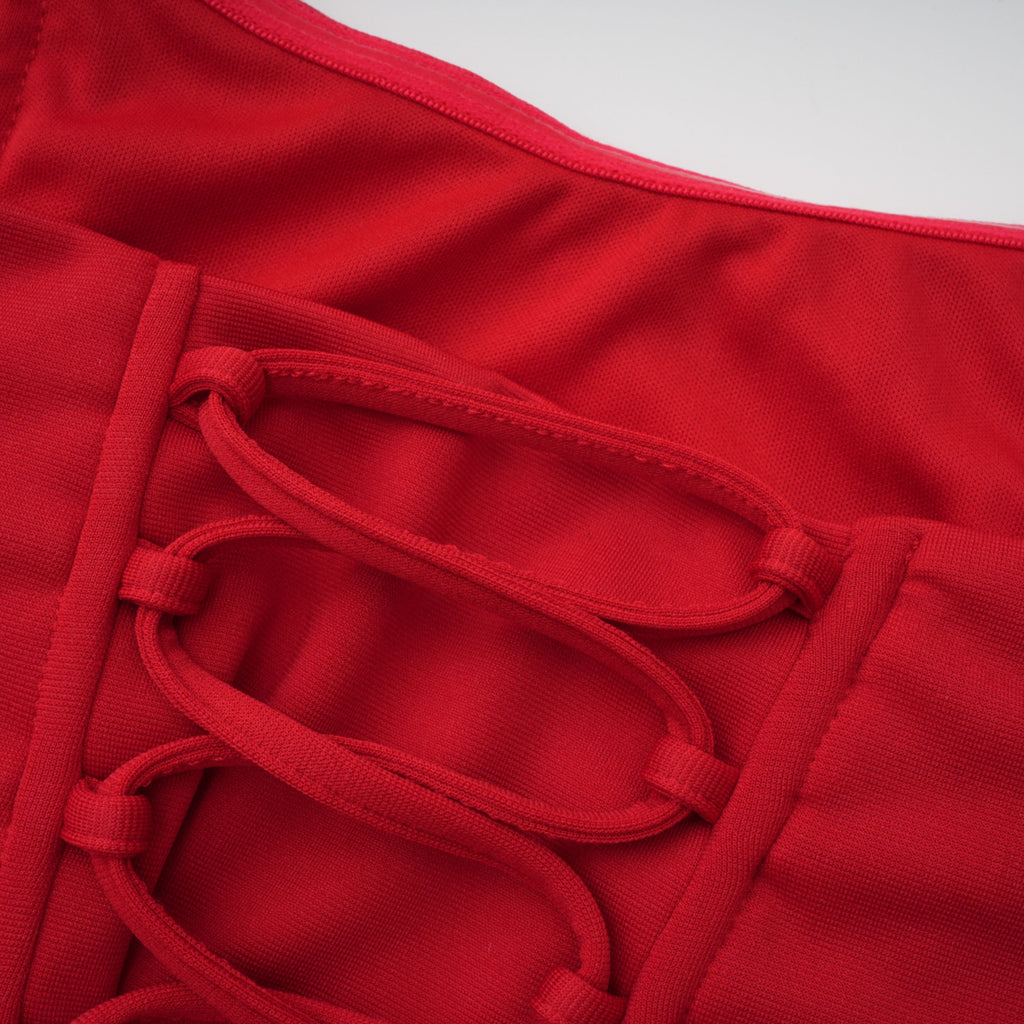 Vestido maxi de novia en color rojo con bufanda, hombros descubiertos y detalles fruncidos, estilo elegante y sofisticado.