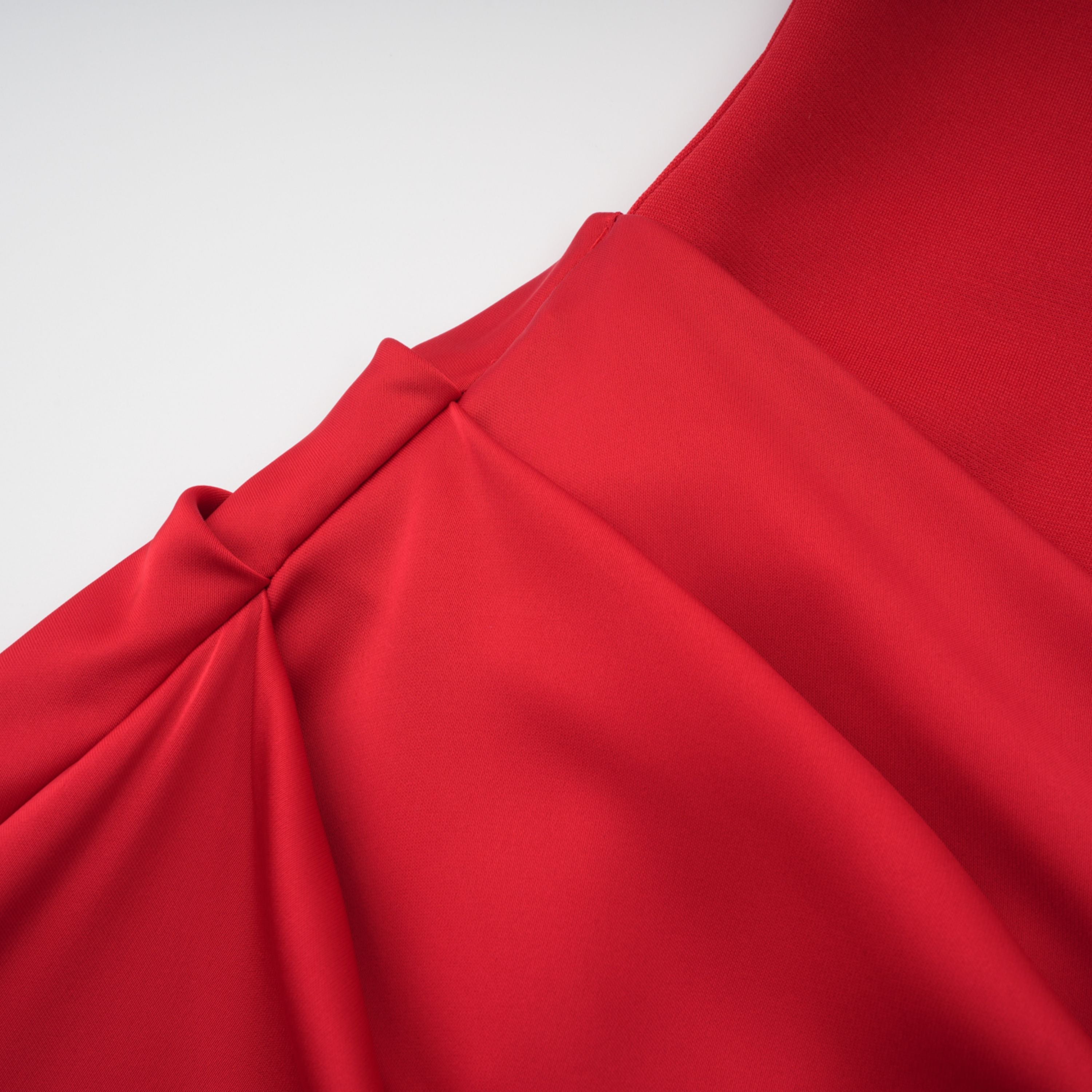 Bufanda roja Berit y vestido maxi de novia con hombros descubiertos y fruncido, estilo elegante y sofisticado.