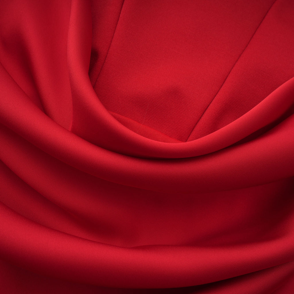 Vestido largo maxi de novia en rojo con escote off shoulder y detalles ruched, diseño elegante de la marca Bridal.
