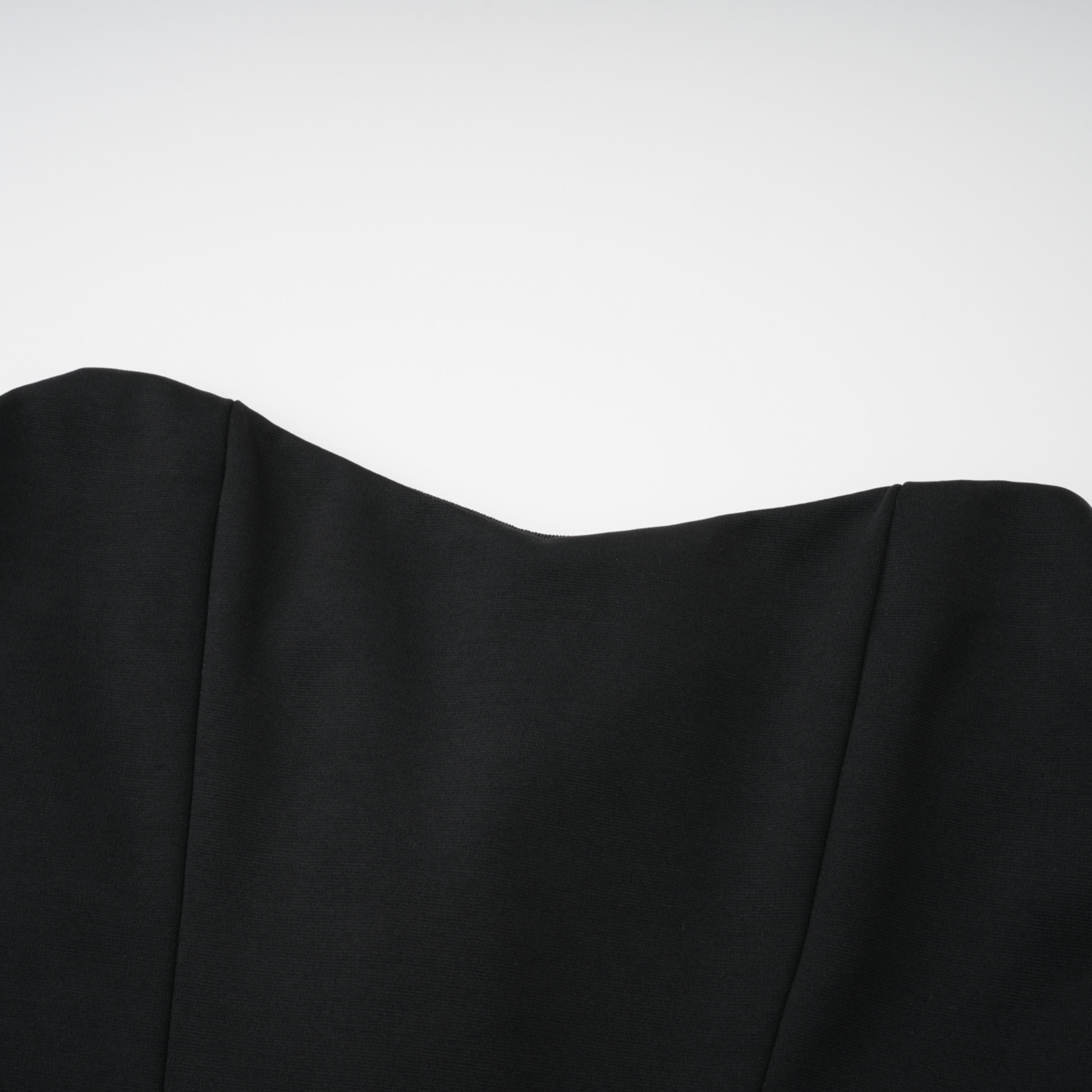 Bufanda negra Berit, vestido largo de fiesta con hombros descubiertos y drapeado, para ocasiones elegantes.