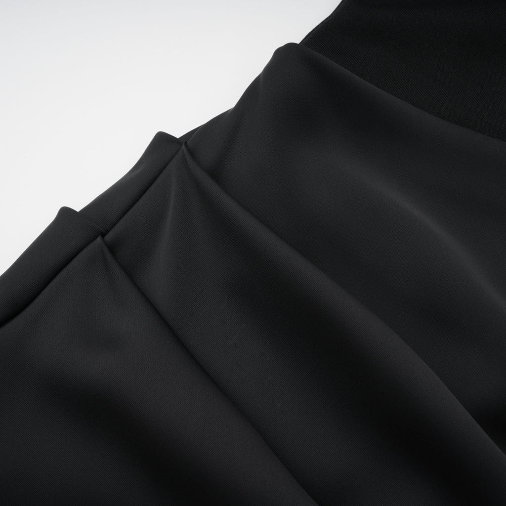Bufanda negra Berit y vestido maxi de novia con escote en hombro y fruncido, estilo elegante y sofisticado.