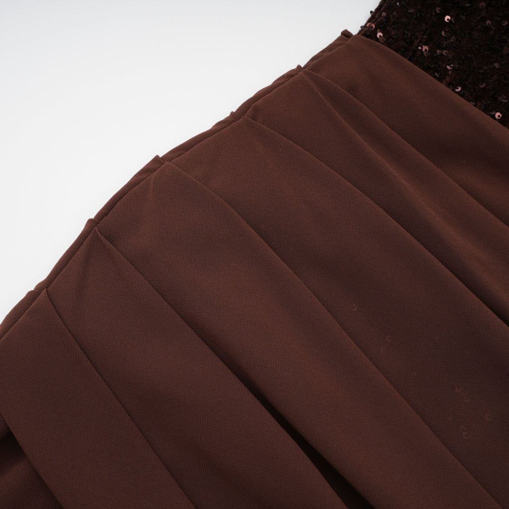 Vestido de noche maxi asimétrico de Bridal en marrón con lentejuelas y fruncido, diseño elegante y sofisticado.