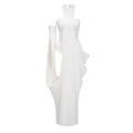 Vestido maxi blanco Bridal Elowen con cuello halter y drapeado, mostrando el diseño elegante y fluido del vestido.