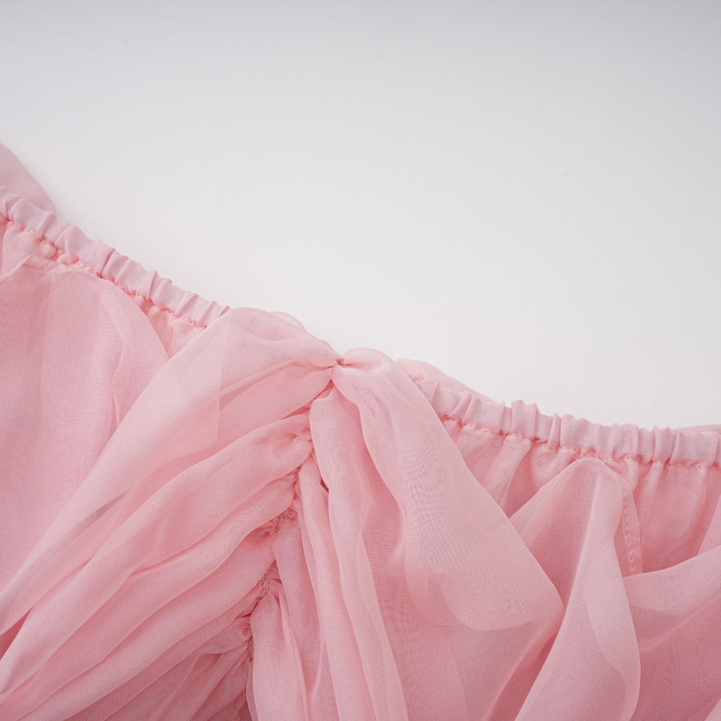 Vestido mini de tirantes rosa con lazo de Avril, vestido drapeado y estilo slip, ideal para ocasiones casuales y elegantes.