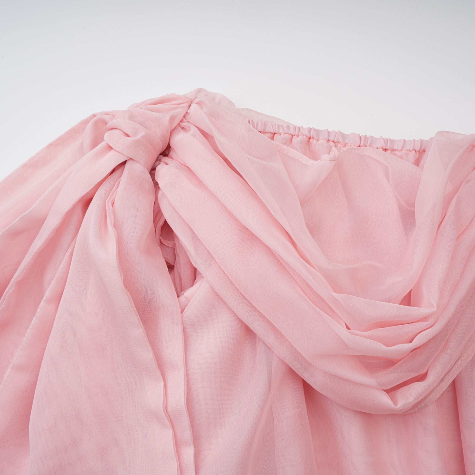 Vestido mini sirena rosa con lazo drapeado de Avril, vestido de noche con estilo elegante y detalles suaves en la tela.