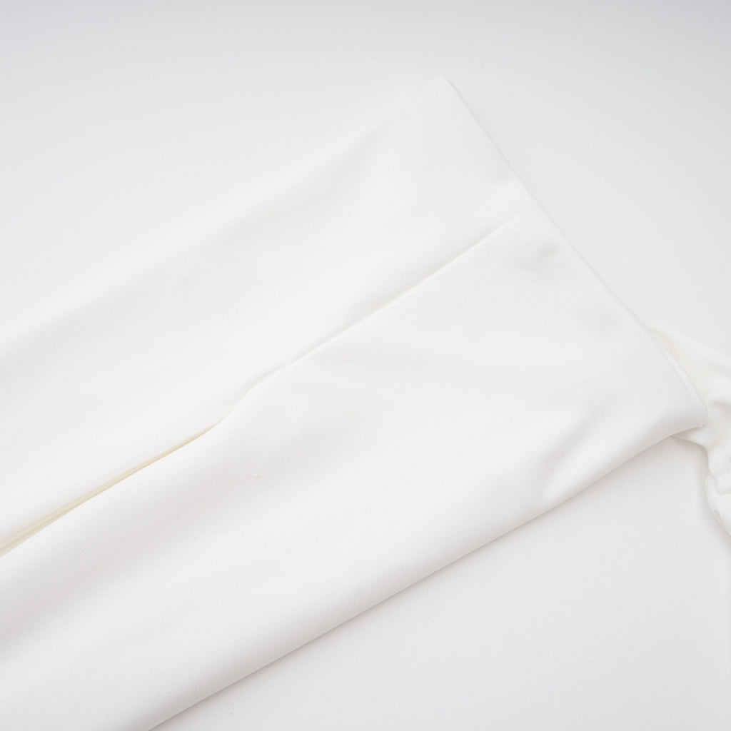 Vestido maxi blanco Bridal Elowen con cuello halter y drapeado, diseñado para ocasiones elegantes y sofisticadas.