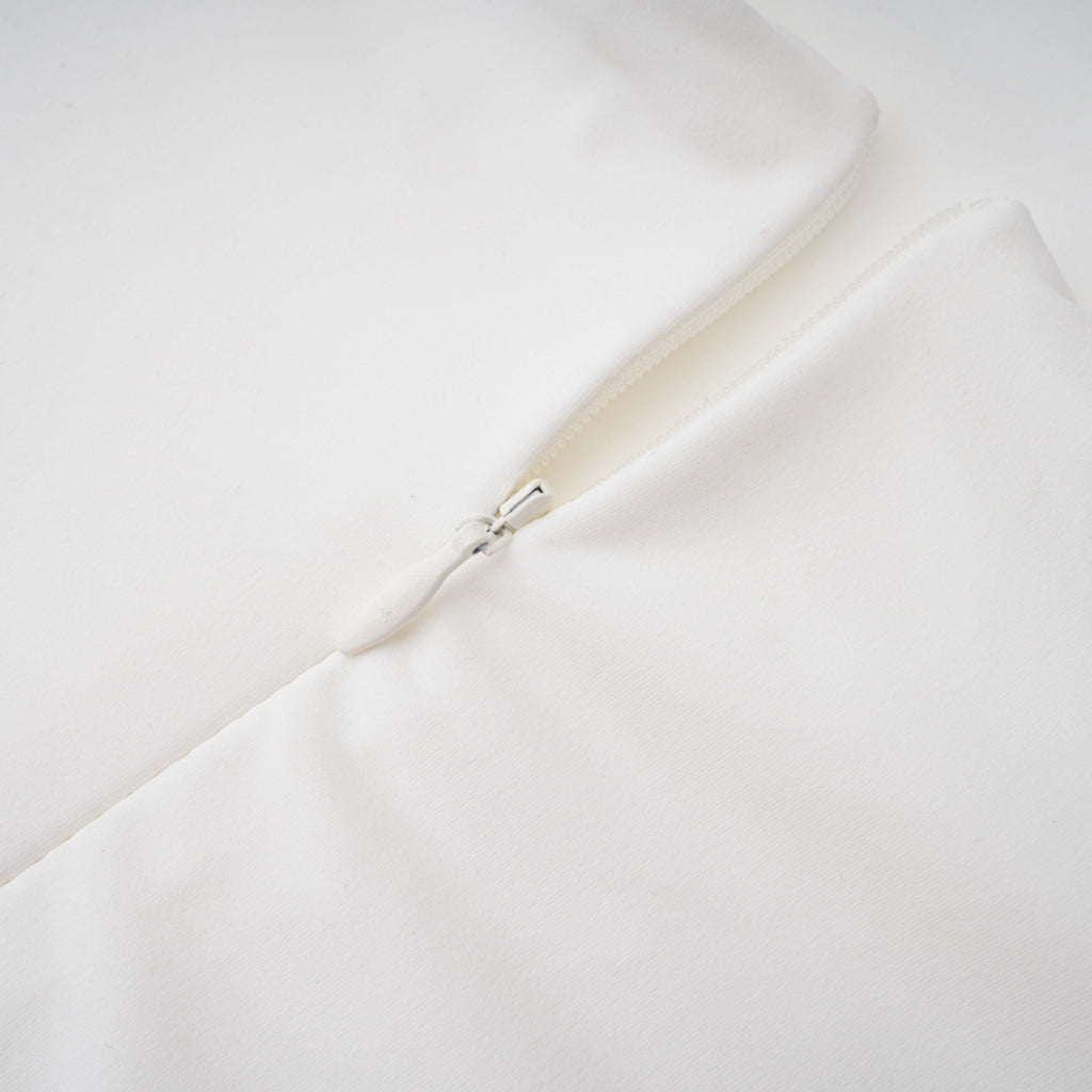 Vestido maxi blanco Bridal Elowen con cuello halter y detalles drapeados, diseñado para ocasiones elegantes y sofisticadas.