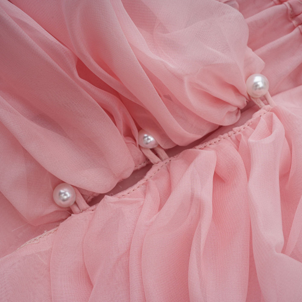 Vestido mini Avril rosa con lazo drapeado, estilo slip, de la marca Final Sale, vista frontal en la imagen.