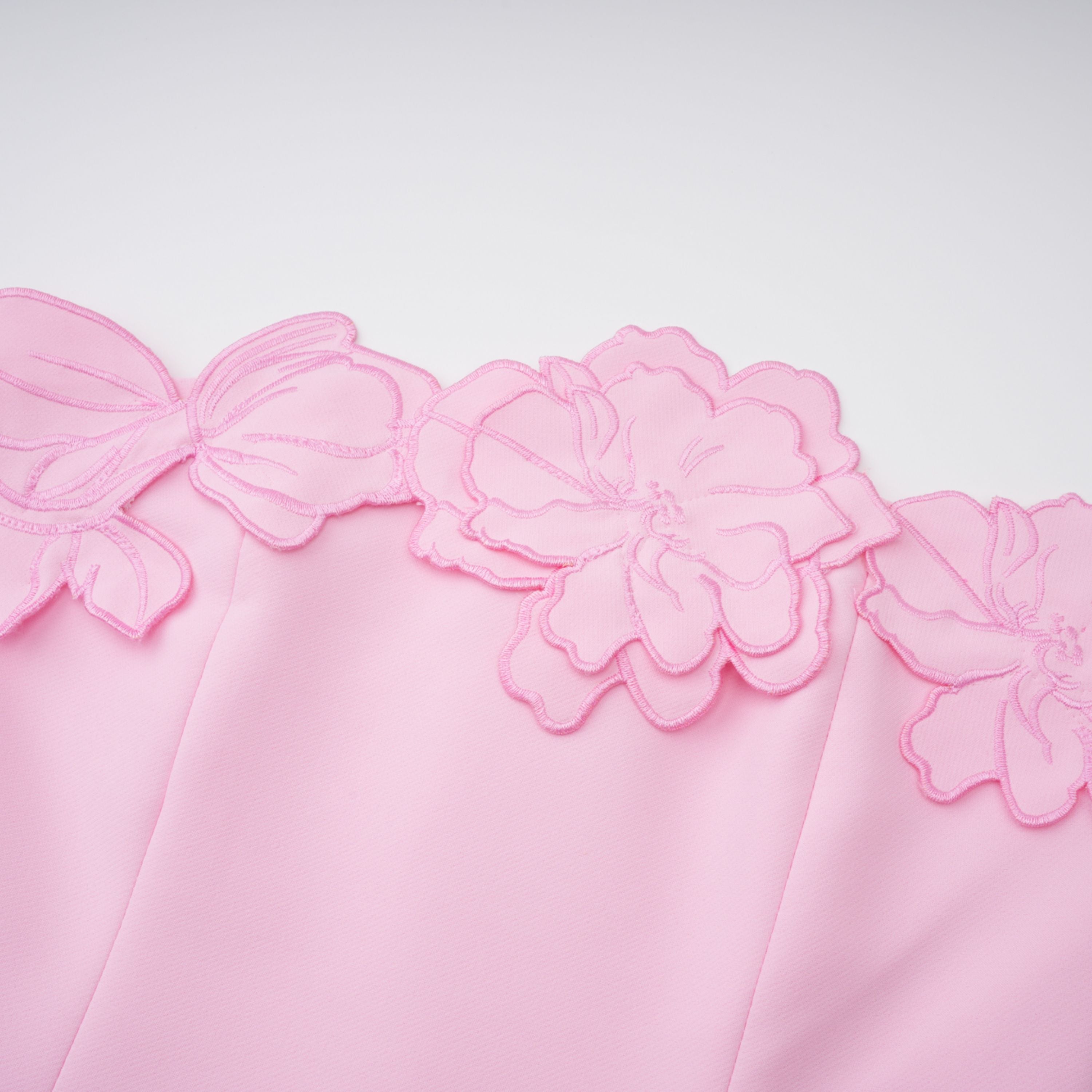 Vestido largo maxi sin tirantes de flores bordadas en rosa de la marca Bridal, con diseño elegante y detalles florales.