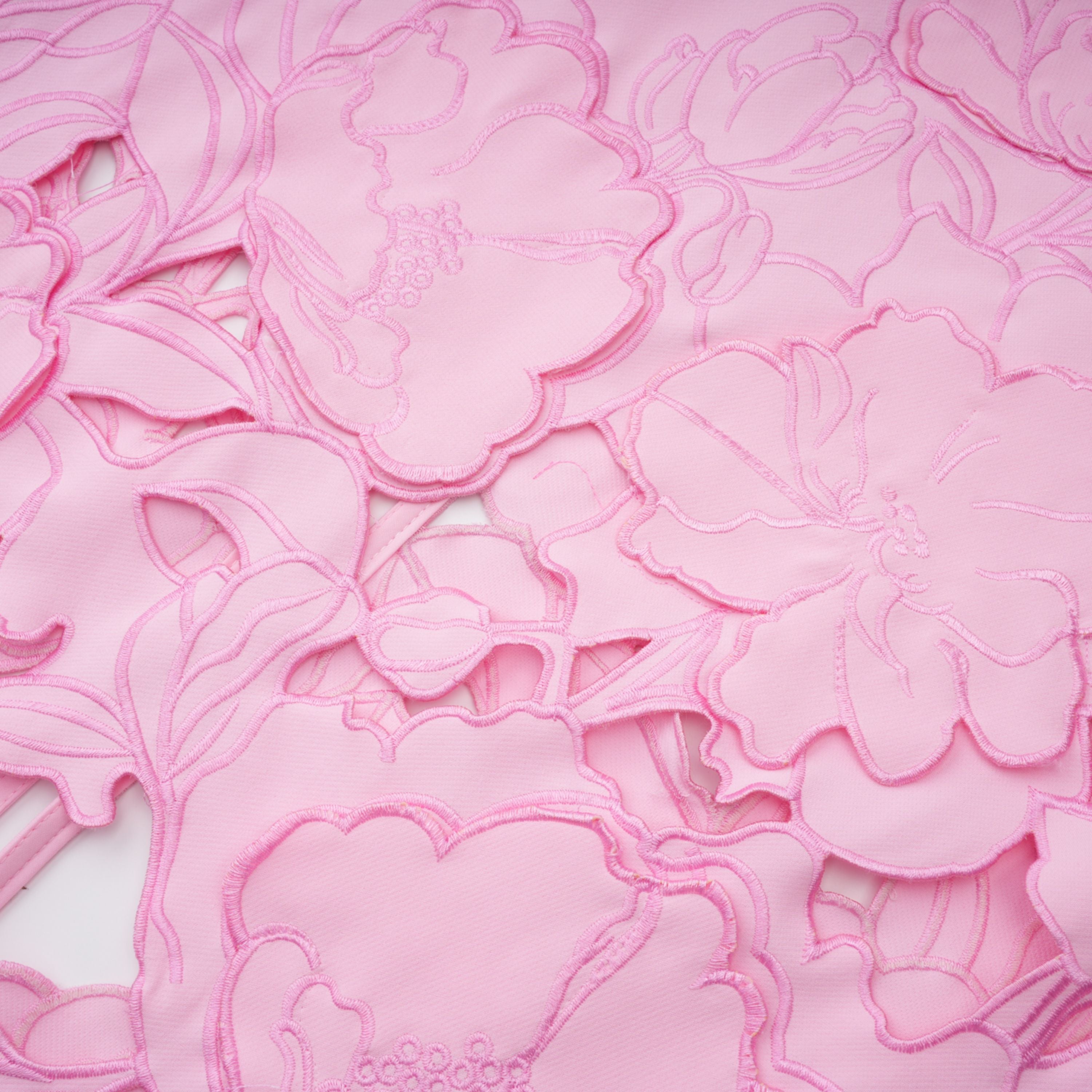 Vestido maxi sin tirantes rosa con bordados florales de la marca Bridal, con diseño elegante y detalles florales en la parte superior.