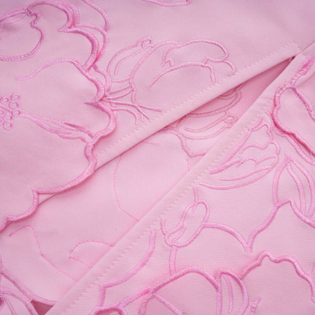 Vestido largo de novia sin tirantes Inga rosa con bordado floral y diseño maxi, ideal para bodas elegantes.