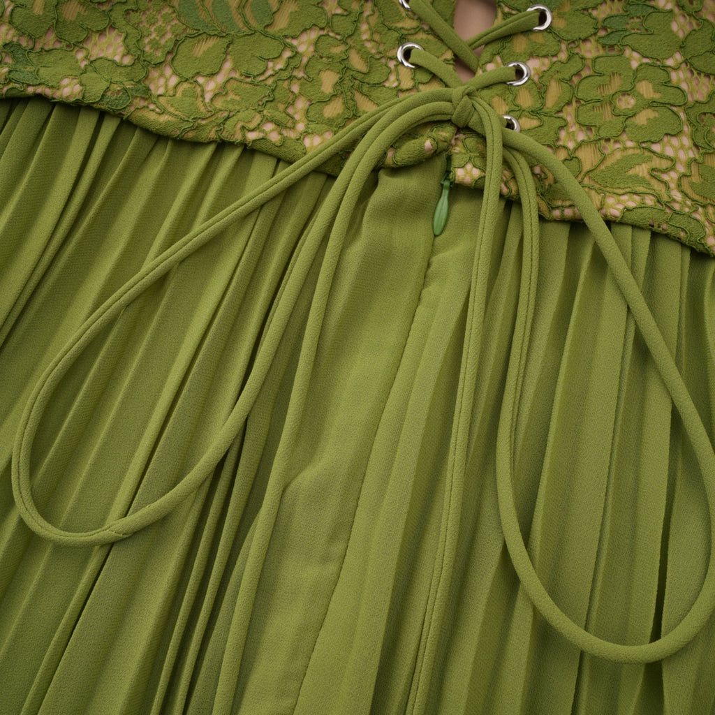 Vestido de novia Ronja Emerald con corsé y falda larga, en color verde esmeralda, con detalles elegantes y sofisticados.