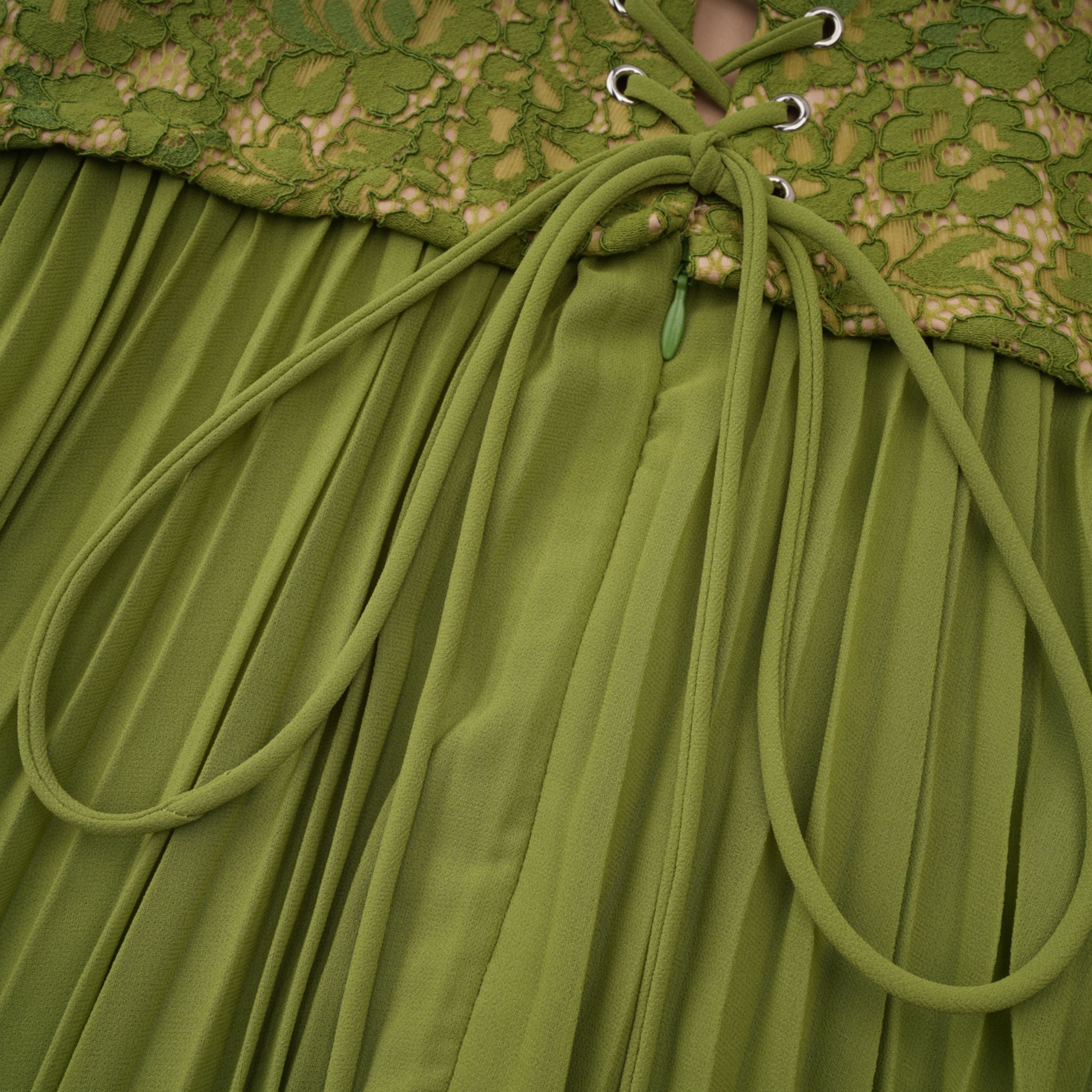 Vestido de novia Ronja Emerald con corsé y falda larga, en color verde esmeralda, con detalles elegantes y sofisticados.