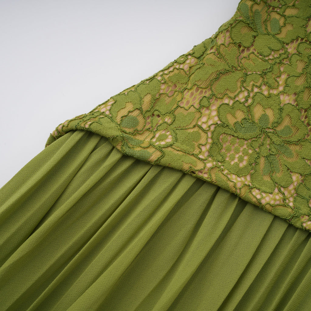 Vestido de novia Ronja Emerald con corsé y falda amplia en color verde esmeralda, detalles elegantes y encaje en la parte superior.