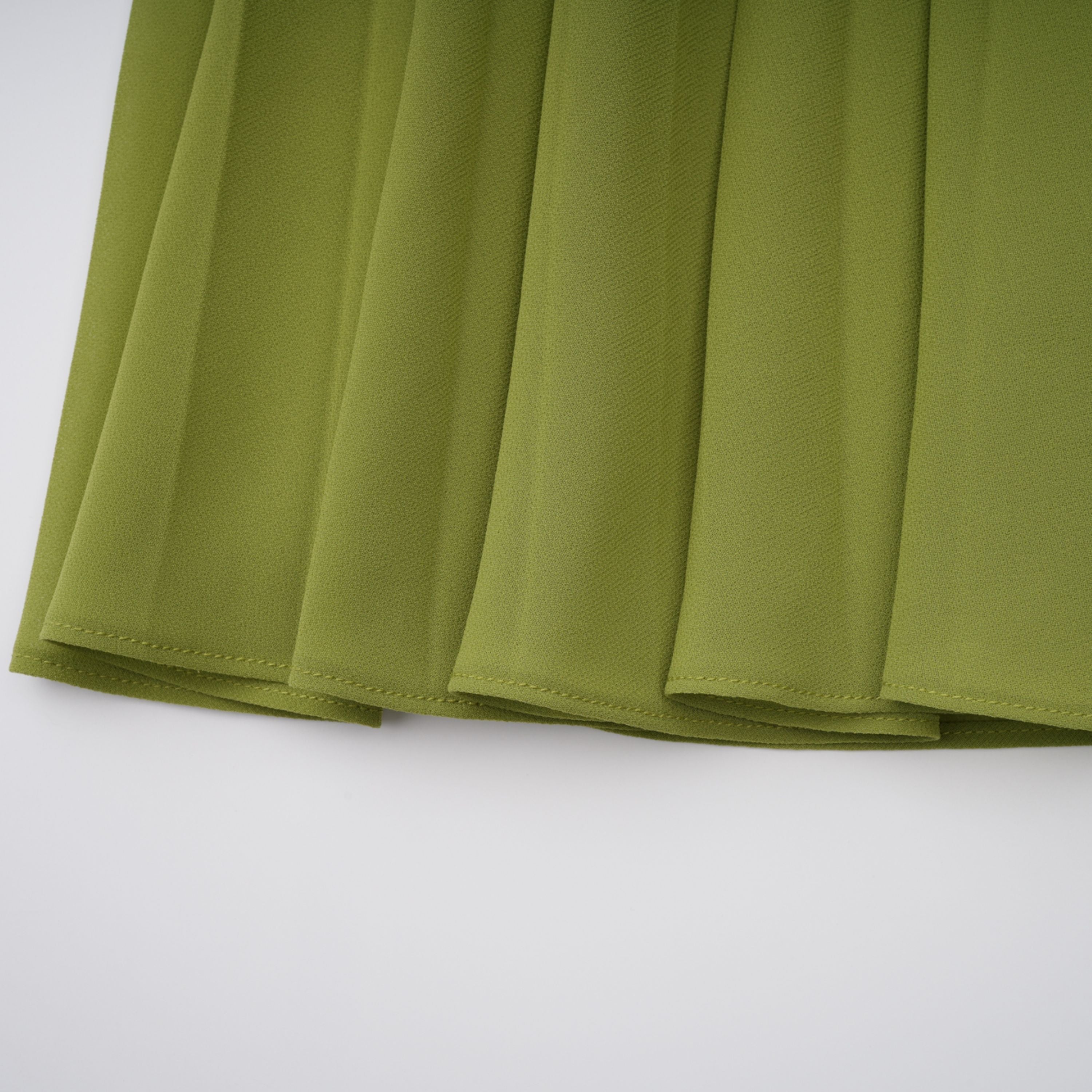 Vestido de noche Ronja Emerald de MRParis con corsé ajustado y falda larga en color esmeralda, vista frontal.