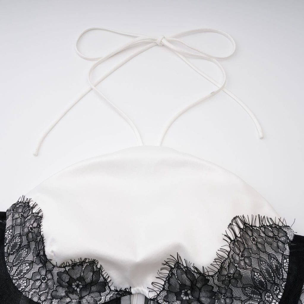 Vestido largo blanco de encaje con recortes y diseño maxi de la marca Bridal, mostrado en la imagen DSC05984.