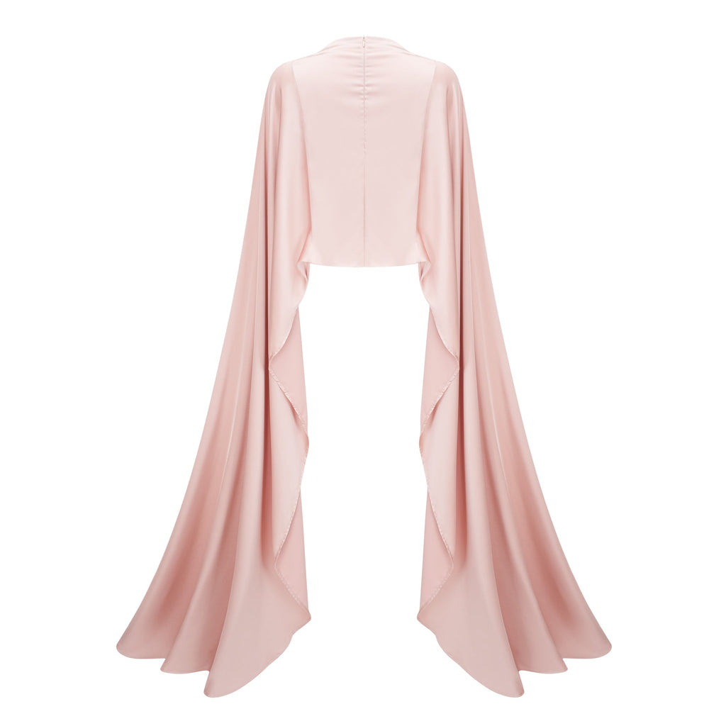 Conjunto de satén Everleigh Champagne de Bridal con top, falda y capa, en color champagne, modelo en vista frontal.
