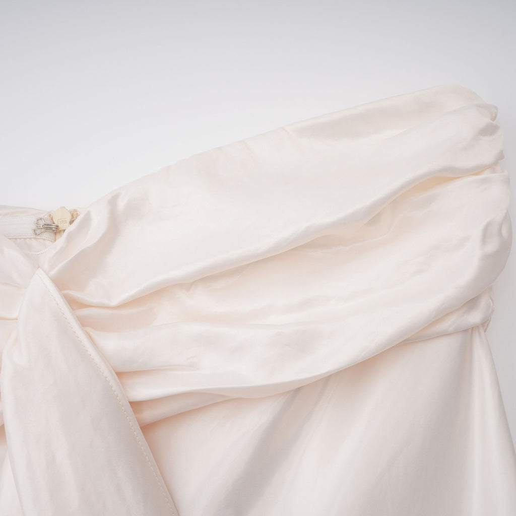 Vestido largo de satén beige sin tirantes con volantes, diseñado por Bridal, muestra la falda y detalles ruffled.